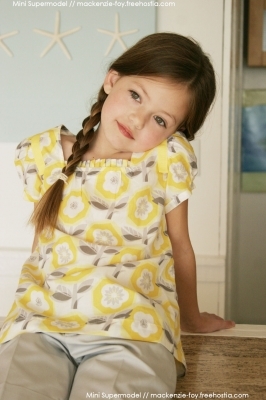  Probably like the actress who is going to portray her in Breaking Dawn. With a little makeup, though, probably. Mackenzie Foy to be Renesmee Carlie Cullen in The Twilight Saga: Breaking Dawn. I think she is one of the cutest little girls ever! And, she reminds me of Edward and Bella: