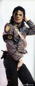  In the Oprah interview in 1993 didn't MJ say it's just an urge he has when he feels the music, like the feeling he gets when he dances, he doesn't really know why, it's just something he does... But I agree I think it's just something that the 音楽 makes him do, the 音楽 lives and moves through him when he dances, and it makes him... grab his crotch sometimes..... :)