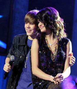 WELL I THINK THAT JUSTIN BIEBER AND SELENA GOMEZ WOULD MALE A GRATE COUPLE NOT TAYLOR SWIFT AND JB