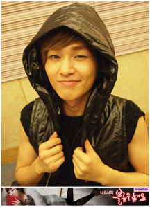  onew is my favorito member because his gags are cute, his cute smiling eyes, his trot singing, his unique voice, his sexy talking, and him atuação like a little kid. i have mais reasons then this but if i did it all that will be a lot. i dont really have a least because onew is the one i like the most and the rest is all the same. ^-^