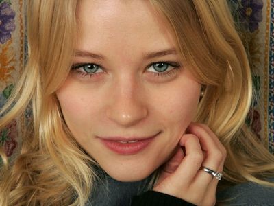  Emilie De Ravin who plays Claire off Lost. She has the most perfect skin and eyes. Also Haley, Shannon, Brooke, Peyton, Trish, Effy, Kate,Cordelia, Buffy, Willow, Serena, Jenny & Jessica Hamby. {there are probably thêm but I just can't think of them!}