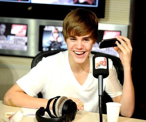 Justin 100,000,000% !!!!!!!!!!!
His is way better !


*Btw , sorry about the picture that has nothing to do with the song , I just love it too much !