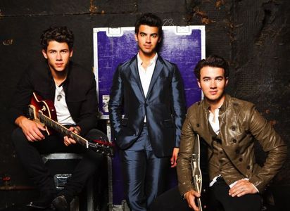I CAN'T STOP LISTENING TO THE JONAS BROTHERS AND THE WANTED . NOT FORGETTING PIXIE LOTT , DEMI LOVATO AND BRUNO MARS.