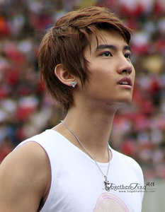  <<33 LoLzZzZ...I would like to marry MaX ChangMin xXD...CuZ I'm maxygirlforever and he is my MaXy ;DDD >Emma> =DDD
