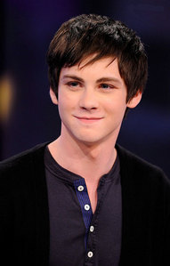  hmmmm, i really l’amour LOGAN LERMAN. he's got all that packet, and he's PERFECT. he's the reason why i can't stop watching percy jackson