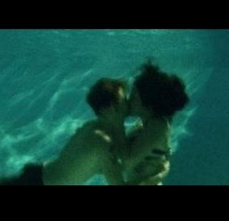 i HATE jb!!!!!!!!!!!! i wish sel hated him 2!this is selena kissing jb underwater!! gross!
