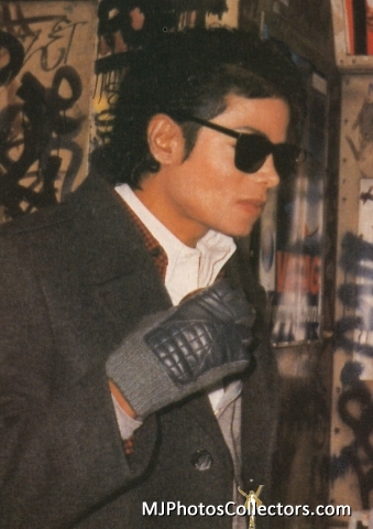 i don't have a favorite part i <3 his whole body :) <3

(cute random MJ pic)