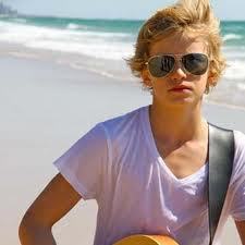  hola my name is Christina Fallone I'm 13 and I amor Cody Simpson. His eyes are so beatufil and hope one día to meet him. This is my fav foto of Cody...And I hope I win the prize. Please Please Please pick me..!!!!!!!!!!!