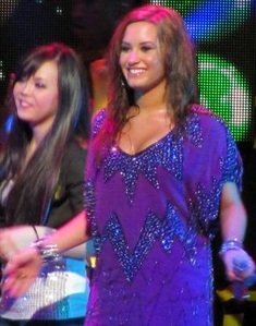  Here is one of her at a konsert