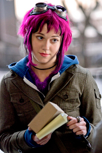  Mary Elizabeth Winstead I think Change her hair colour a bit and you've got a Gwen. Also her character in the movie Scott Pilgrim is Mysterious, Gothy and Awesome just like gwen!