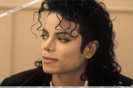  Oh I sooo much 爱情 this one....his eyes,his look and the curls...sooo sweet,cute and hot...he is BAD!hehe!