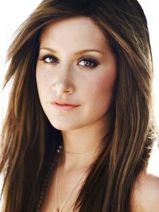  They say i look like Ashley Tisdale, but i dont know about 你