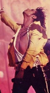  Michael Jackson is THE HOTTEST AND THE SEXIEST SINGER EVER!! :*:*♥♥!!