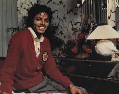  i was 7 ou 8 yrs old the first video i saw of him was thriller i was a true mj fan i loved him before he died most ppl started liking him when he died but i will always l’amour him