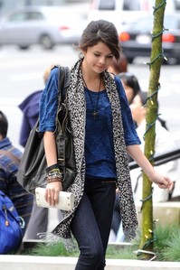 i think this selena outfit is cool..isn't it??