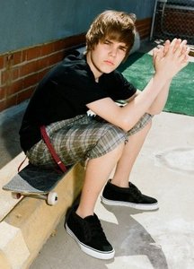  umm justin bieber da taylor is not that hot k...alright he is but jb all the way