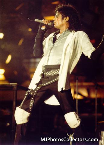  agree!!!!! he's so, soo hot!!!!♥ and TWYMMF outfit too.. and Billie Jean :)