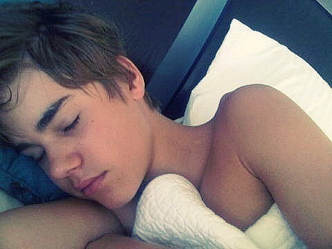  hi ! i Amore all pics of Justin...<3 but this one is so sweet n sexy n hot at the same time :))) Amore U Justin !!!