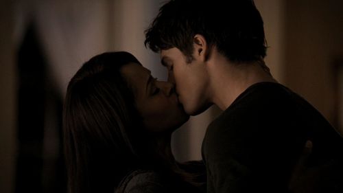  yes i tình yêu them. and they had one of the hottest kisses ever on the show.