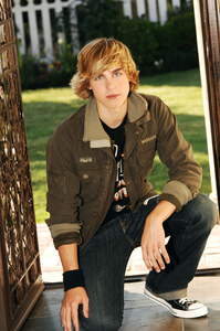  Here is mine!!! Same pic but larger...-http://www.teenidols4you.com/picture.html?g=Actors&pe=cody_linley&foto=554&act=440&mv=4&pic=119261