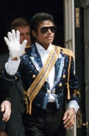  my Favorit outfit mj wore was either the thriller oder billie jean outfit. i d have t say the billie jean outfit is my fave outfit mj wore!!!