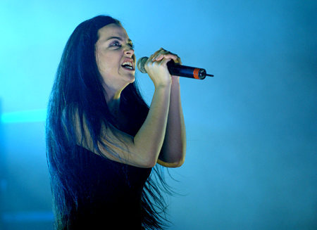  Amy Lee <33 and Evanescence playing ;) ahhh