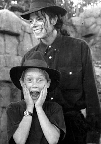 macaulay culkin is really cool .. i love his Movie =) Michael is Sweet in this Pic =)