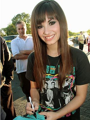 DEMI!!!!!!!!!!!♥♥♥♥ (that's my fav pic of her) :]