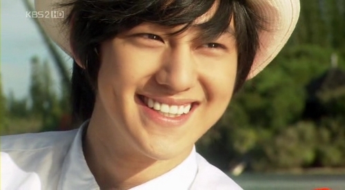  BEST PICTURE EVER!!! HIM AND THAT KILLER SMILE !! SO HOT/CUTE/SEXY/HANDSOME...The senarai goes on =D