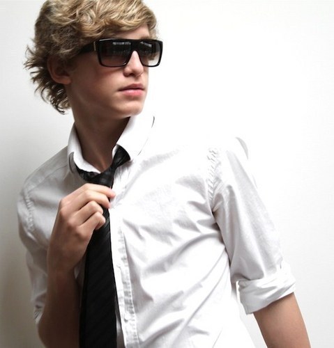  CODY SIMPSON DUUUDDDEE CODY FRIKIN SIMPSON!!!!!!!!!!! (idc if u dont know who he is go look him up he is famous)props plz? :)