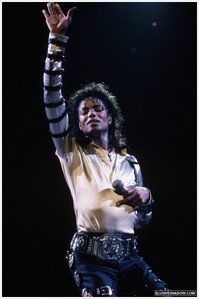  i amor all of them but my fav are Dirty Diana and Man in the mirror!<3