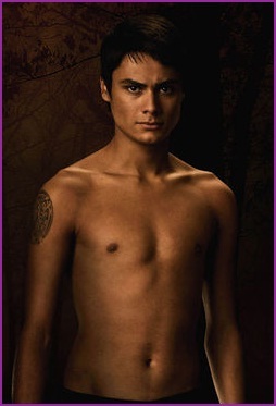  Kiowa is the hottest of all. I Cinta the look in his eyes. He makes me melt. (Embry is one of my kegemaran characters). Taylor Lautner and Bronson Pelletier are hot too but Kiowa is both cute and hot. The cutest one is Seth (Boo Boo Stewart) because of his childish look.