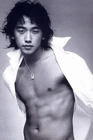  I call him Mr. Sexy but Du can call him Jung Ji-Hoon oder Bi Rain. oder even just Rain. <3 Why I like him, well isn't it obvious?