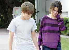  Jb is Selena's new Hotty!!!!:) They look cute together!!!!Aren't they?