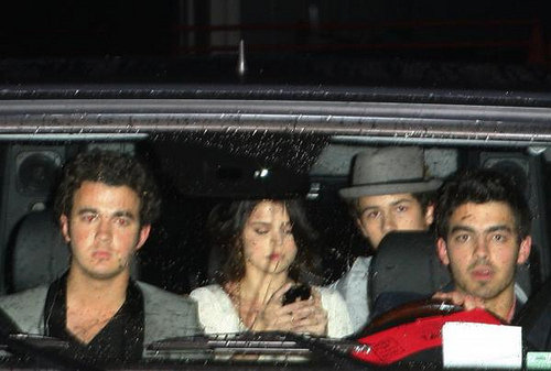 here's my picture of the gorgeous Selena Gomez and the Jonas Brothers in Joe Jonas's car 