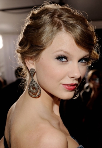Love her earrings.....