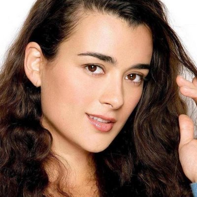  There is so many beautiful girls, hard to choose. :) But it got to be Ziva, played bởi Cote de Pablo, from NCIS. ;)