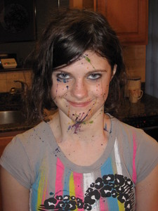  Meh, I have curly brown hair, blue eyes, and freckles. (This is the most reciente picture that there is of me. I tried to make an MCR easter egg por splatter painting it. It worked.) NOTE TO CREEPERS: There are over six million people in the U.S. Good luck finding me.