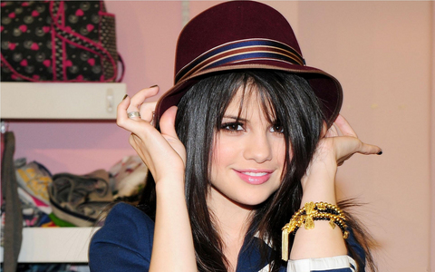 selena with a hat