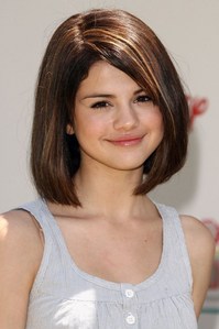 I love this hairstyle. She looks so cute. :)