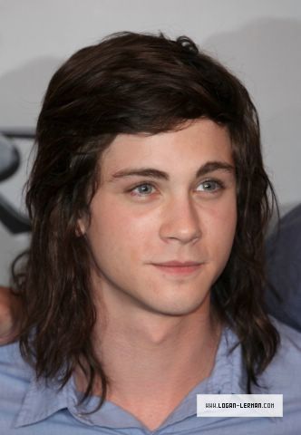  i saw this pic of logan with long hair!!!my swali is....