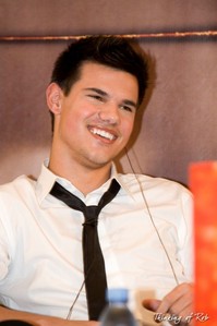  of course i would Liebe to datum taylor lautner