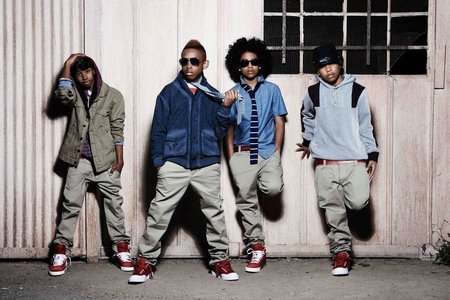  Mindless Behavior Fans..... I go there alot and post alot and yeah Mitmachen it! Its an awesome club! beause Mindless Behavior is awesome