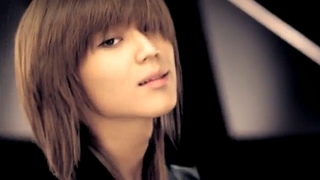  Taemin looks really really really good with his long hair. But i like him in red like now too.