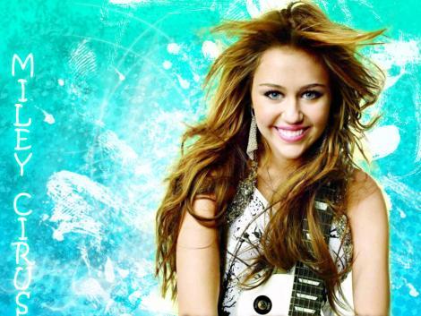  this pregunta is sumthing hhhhhhhhmmmmmmmmm............. bcus miley is also called smiley bcus she have a smiley face and in every pic of her she have got a really cute and sexy smile its the dashing pic where miley cyrus is smiling