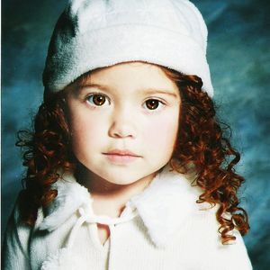 Doesn't this little girl make a good Renesmee? (Please don't ignore the question, it may be worth your time)