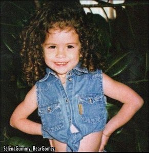  awww look,selena when she was little <3 what do bạn think? :)