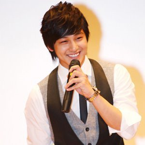 Hey Kim Bum fans!! Upload your best Pic of Kim Bum and i will give you 5 props for the best image!