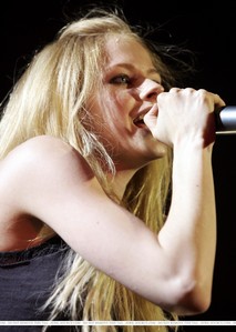They eyes of avril are green or blue..?and she is wearing contact lenses?...