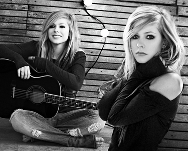  Avril in black n white! An amazing picture hope आप like it!